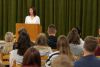 Schulleiterin Frau Stade begrüßt die neuen Schüler und Azubis.