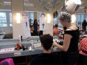 im Frisörsalon entstehen Styles im 50-er Jahre Look
